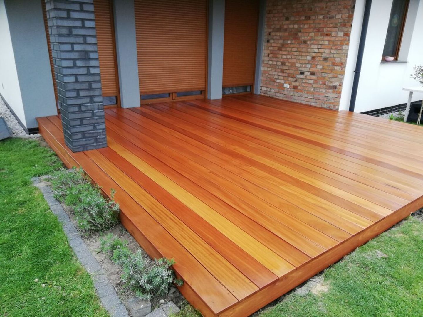 Taras z desek egzotycznych przy domu – realizacja WOODTREND